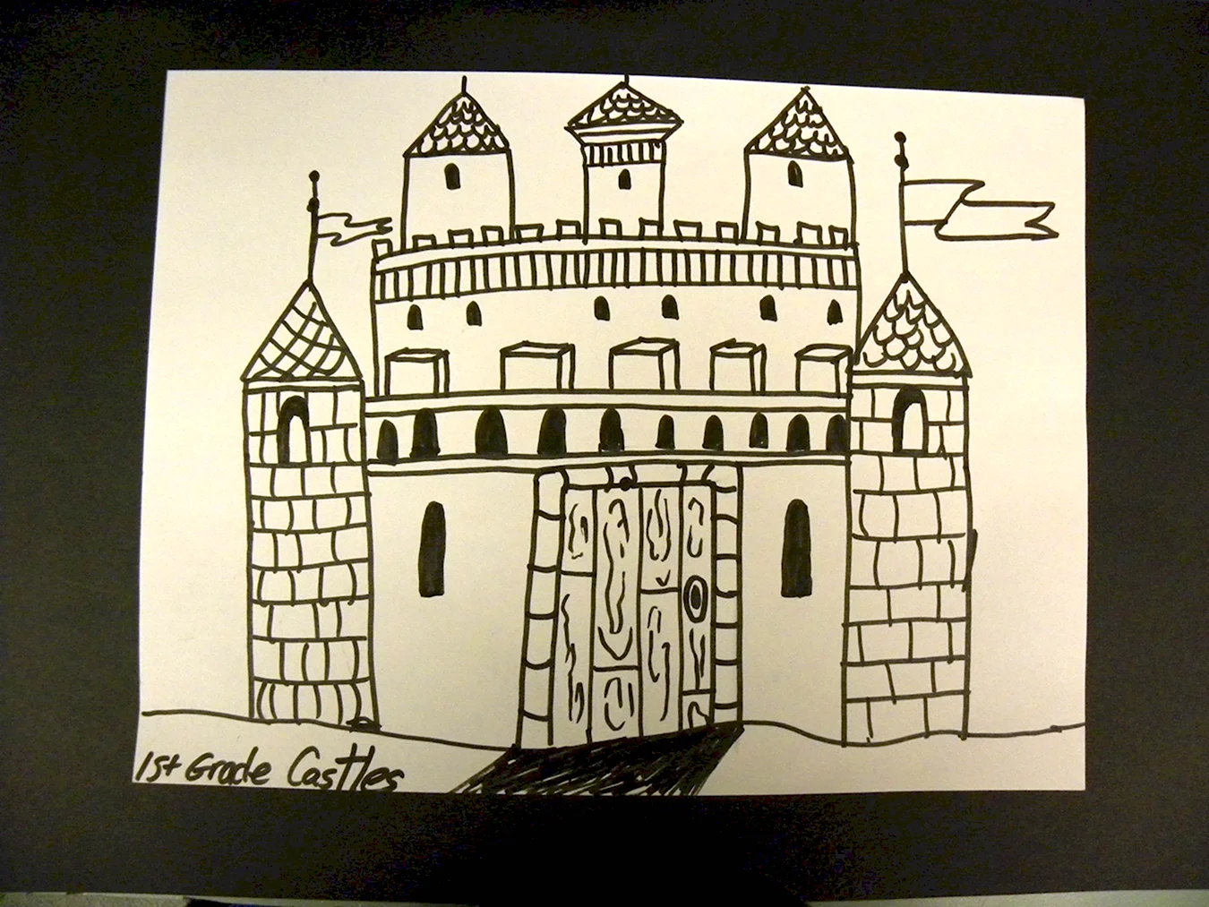 Замок нарисованный на бумаге