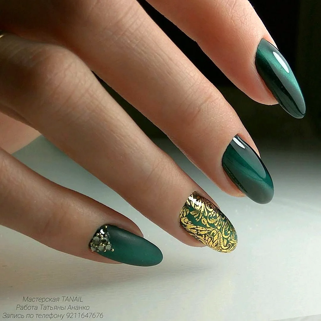 Зеленые ногти с фольгой