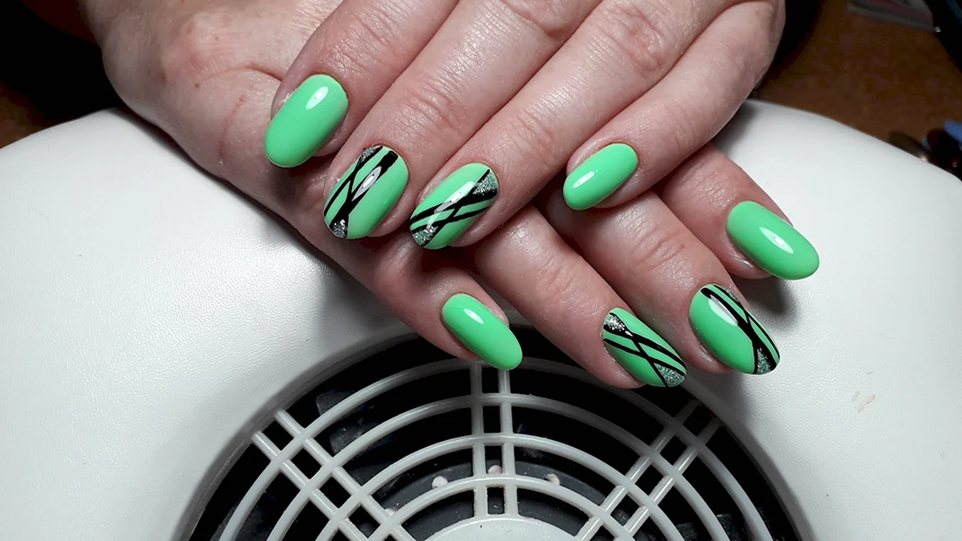 Зеленые ногти с полосками