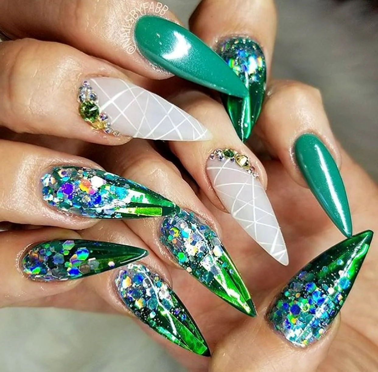 Зеленые стилеты ногти