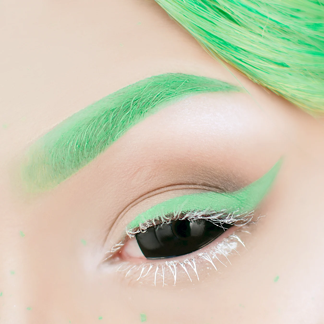 Зеленые стрелки на глазах