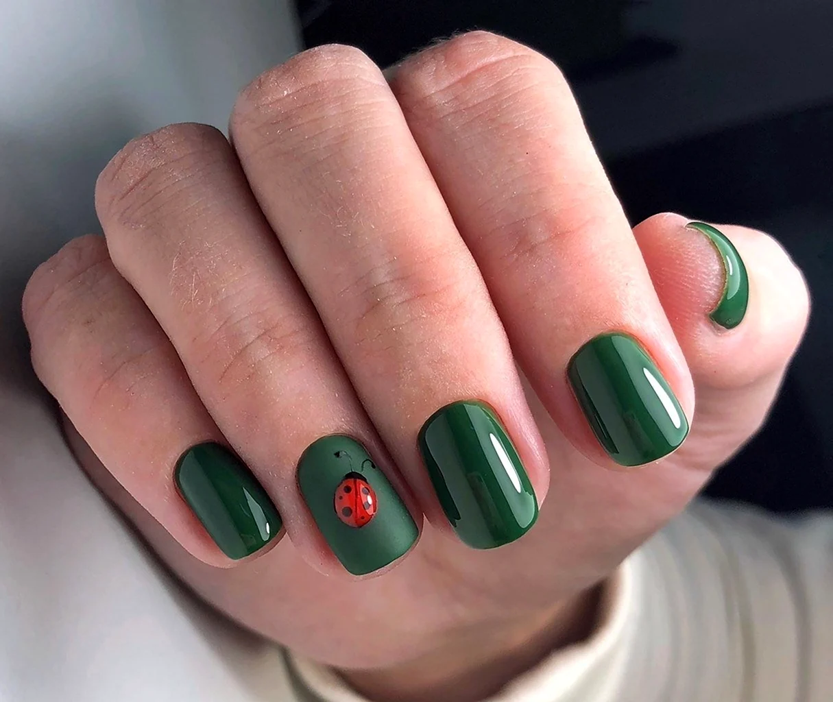Зелёный маникюр на короткие ногти
