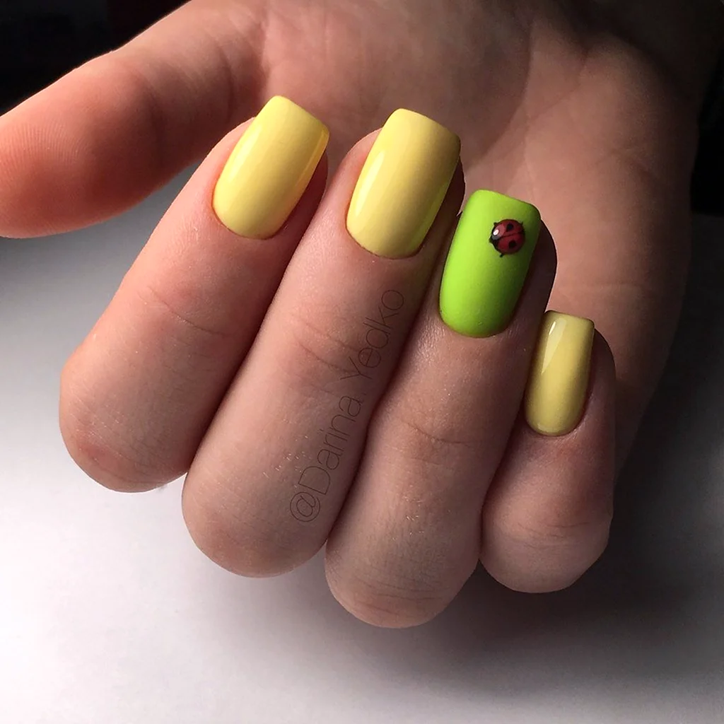 Желто-зеленый маникюр на короткие ногти