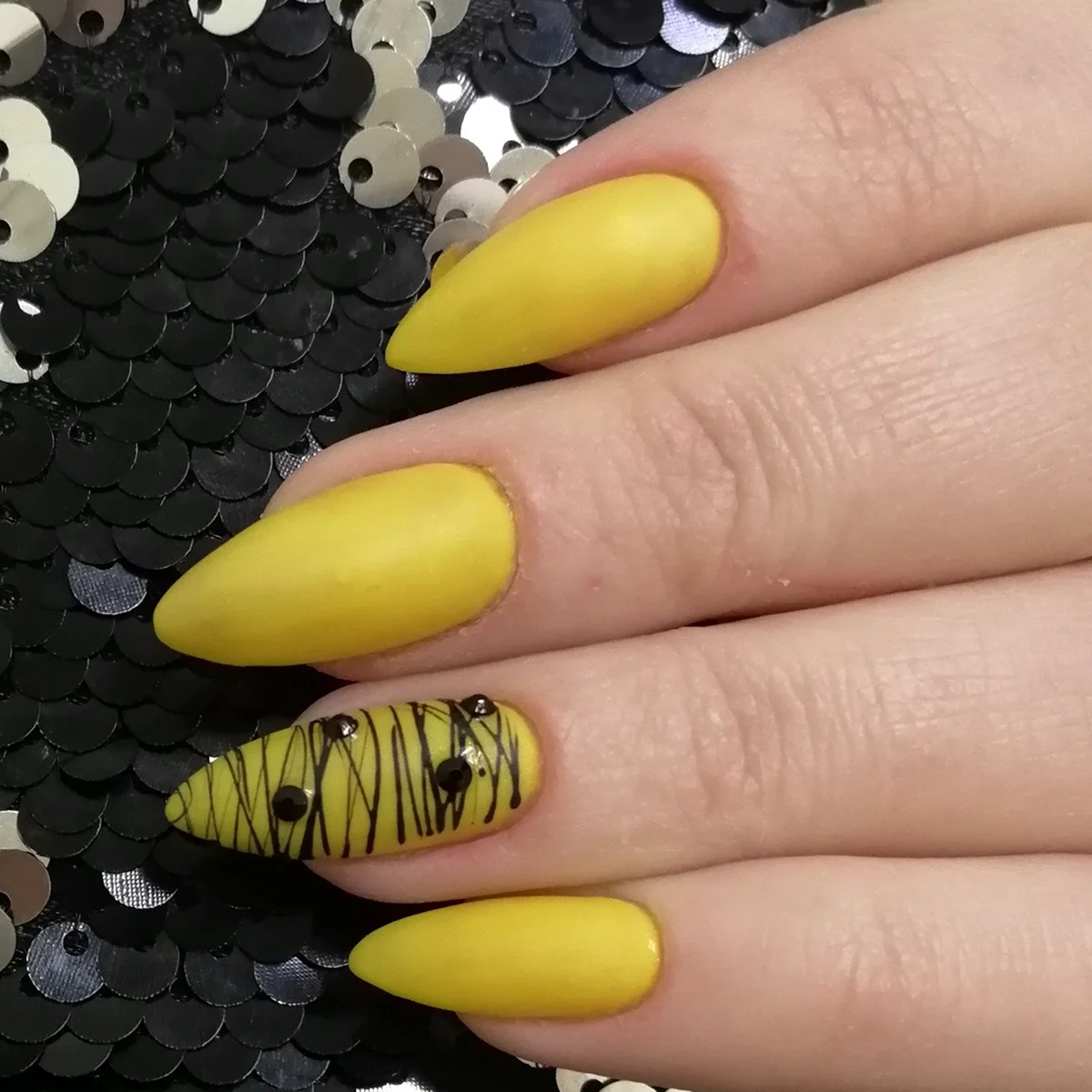Желтые матовые ногти