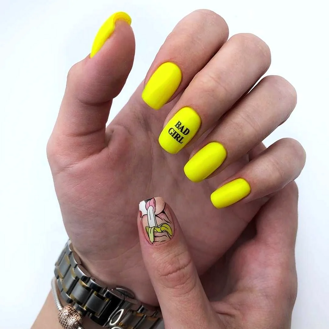 Желтые ногти с надписями