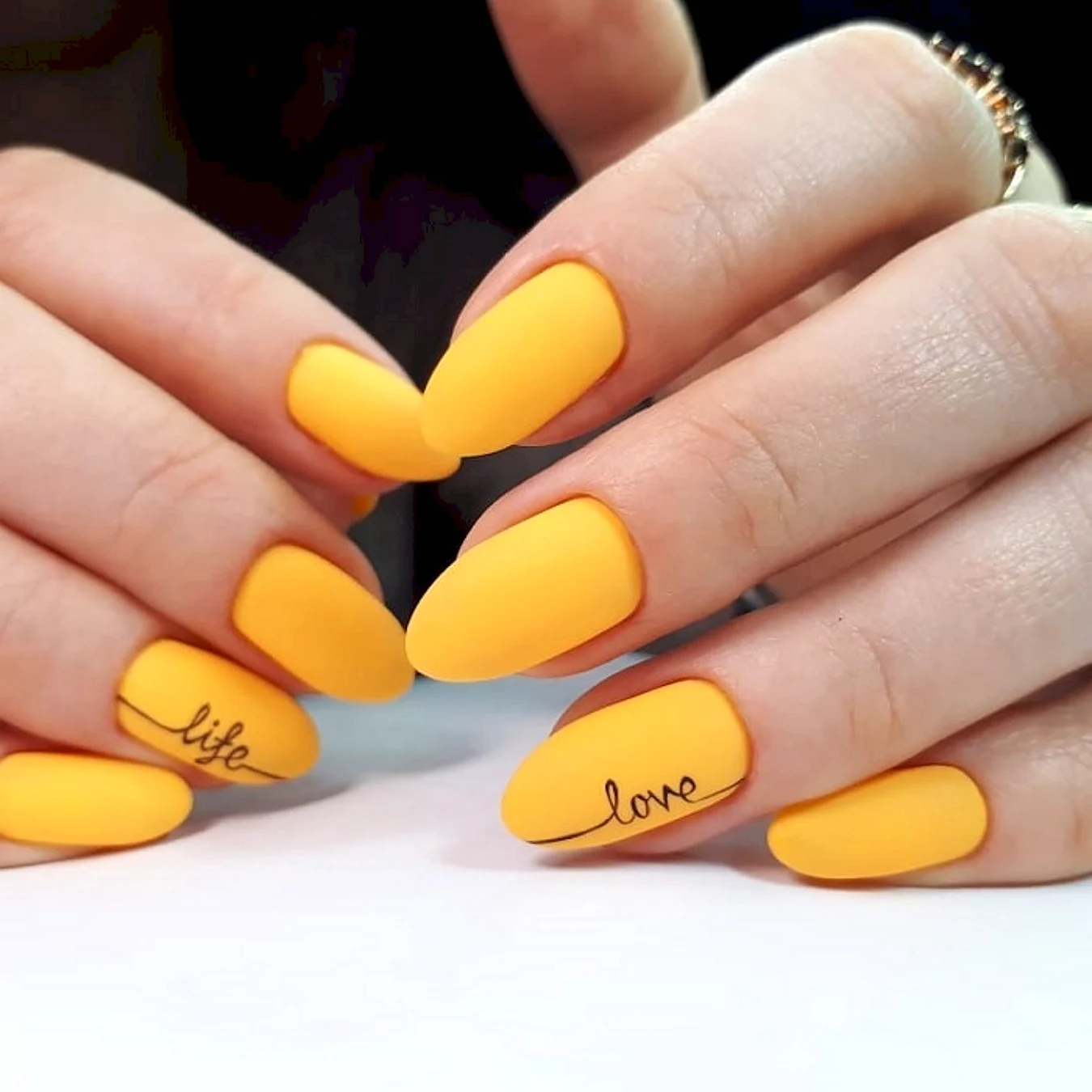 Желтые ногти с надписями