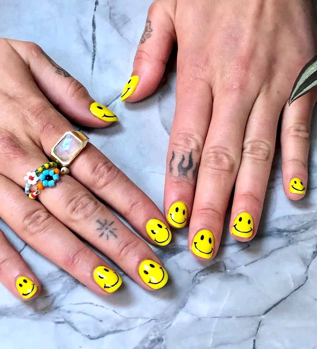 Желтые ногти со смайликами