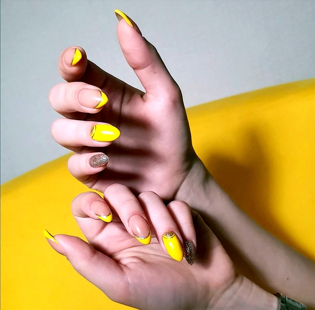 Жёлтый френч на ногтях
