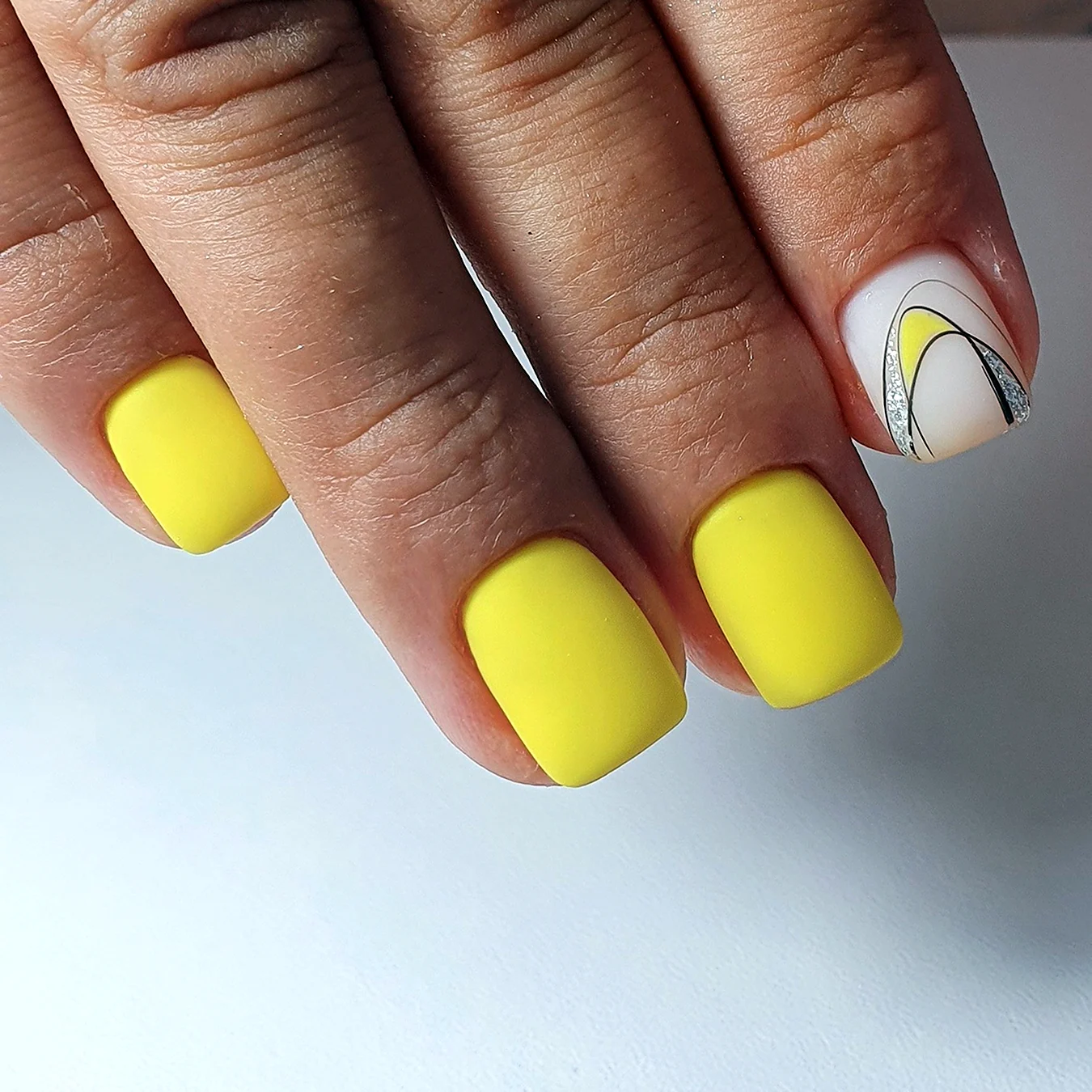 Жёлтый маникюр на короткие ногти
