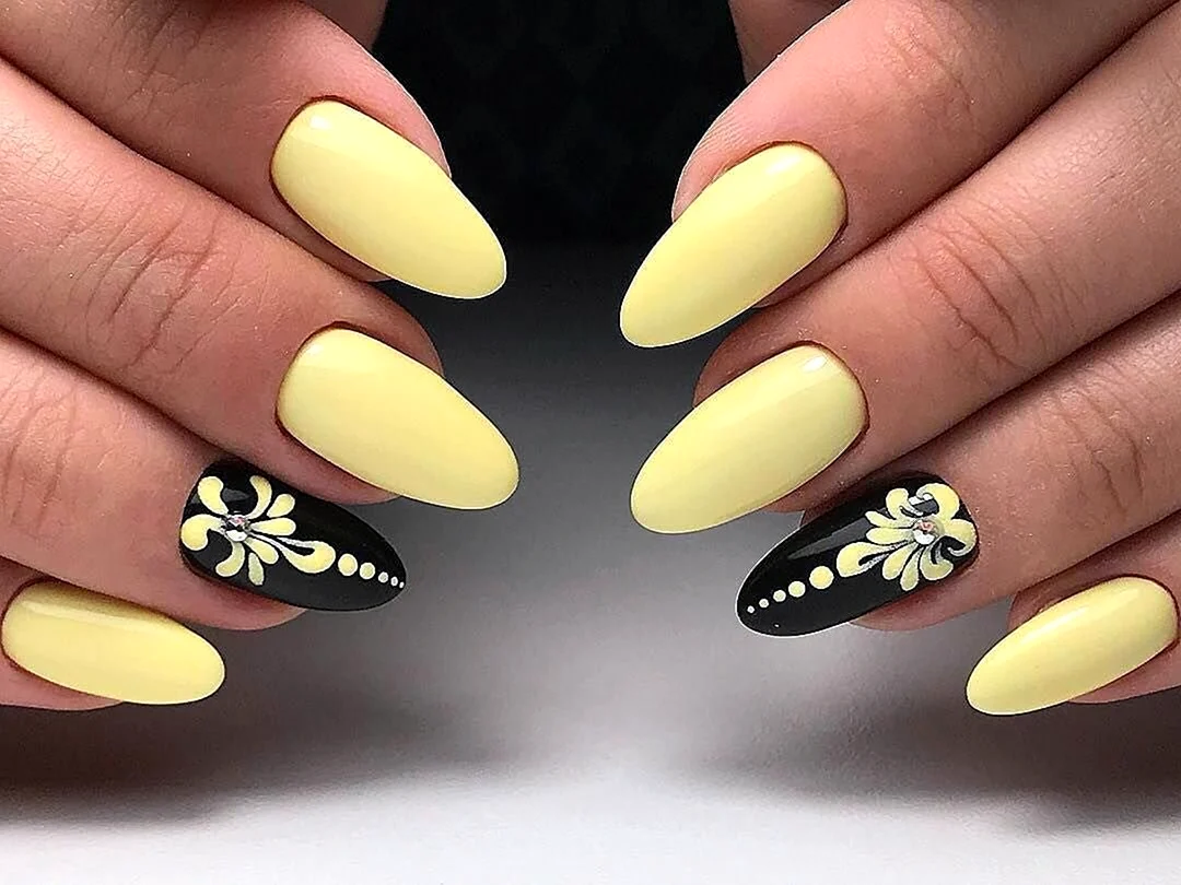 Желтый маникюр на миндалевидные ногти