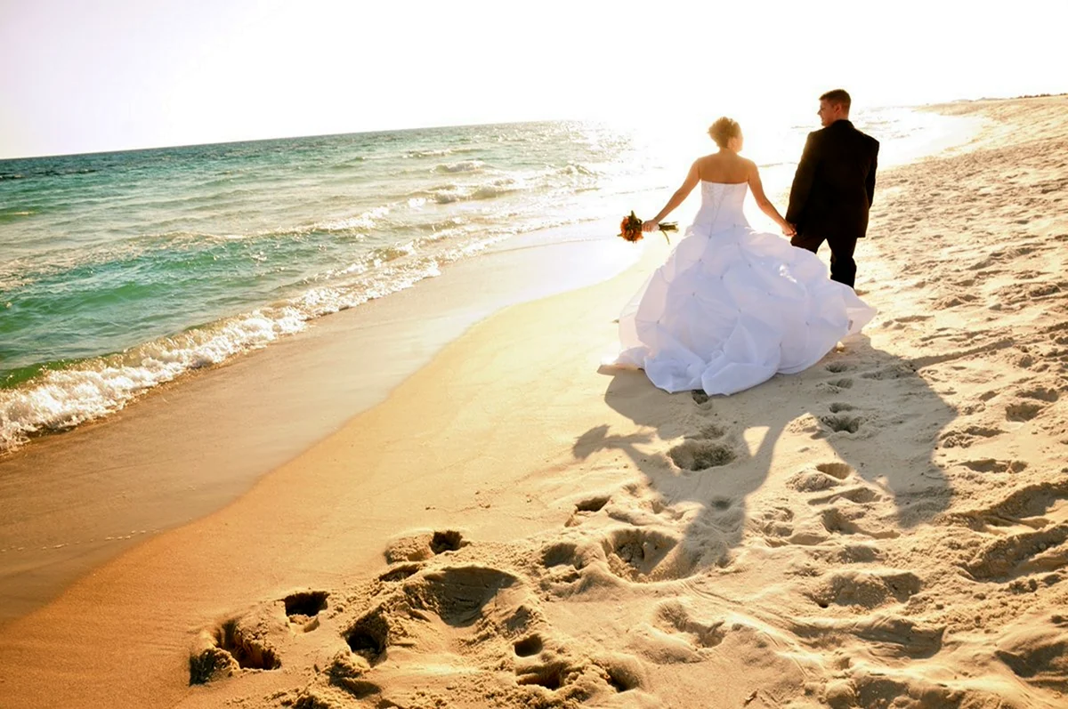 Жених и невеста на море