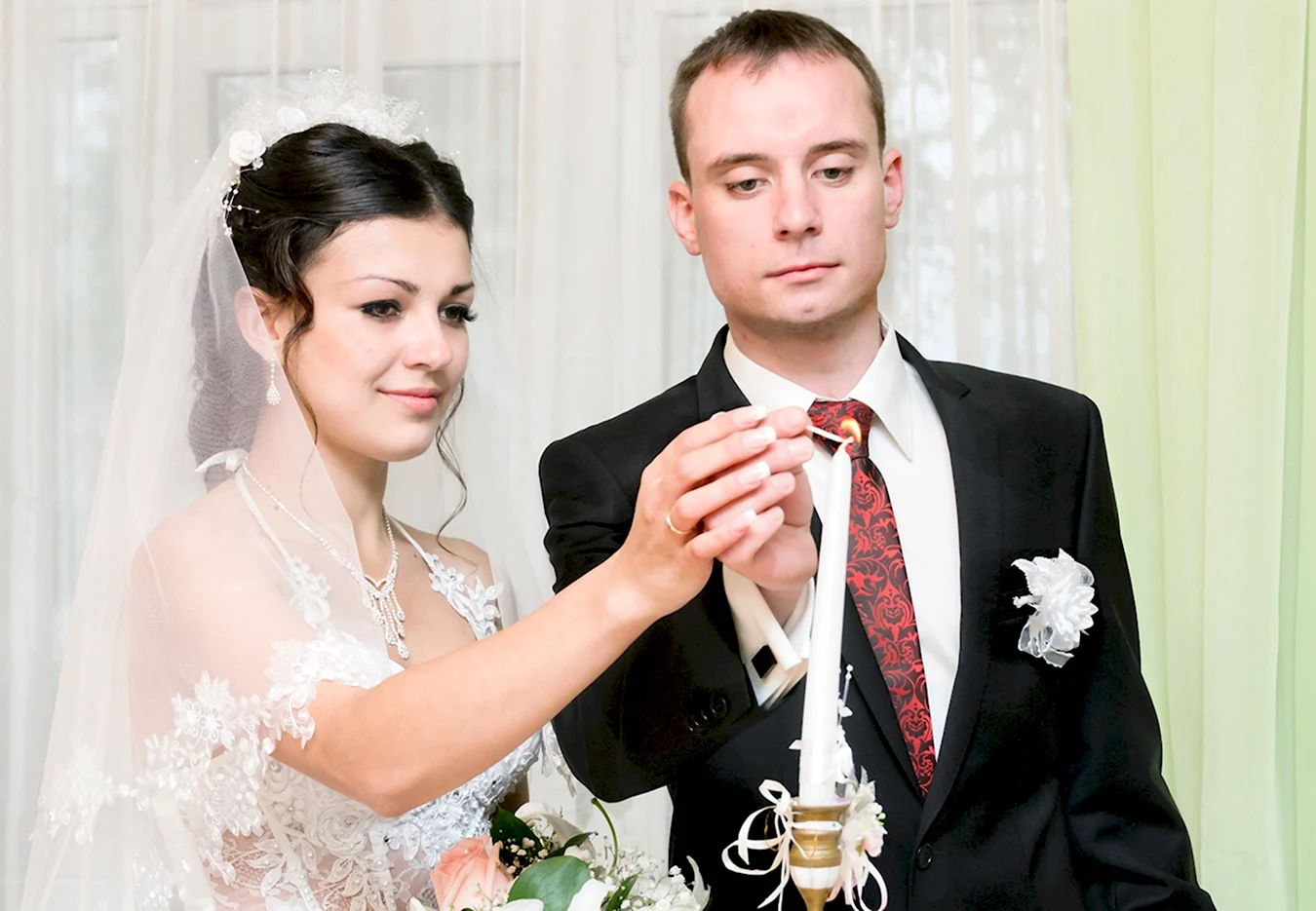 Жених и невеста в ЗАГСЕ