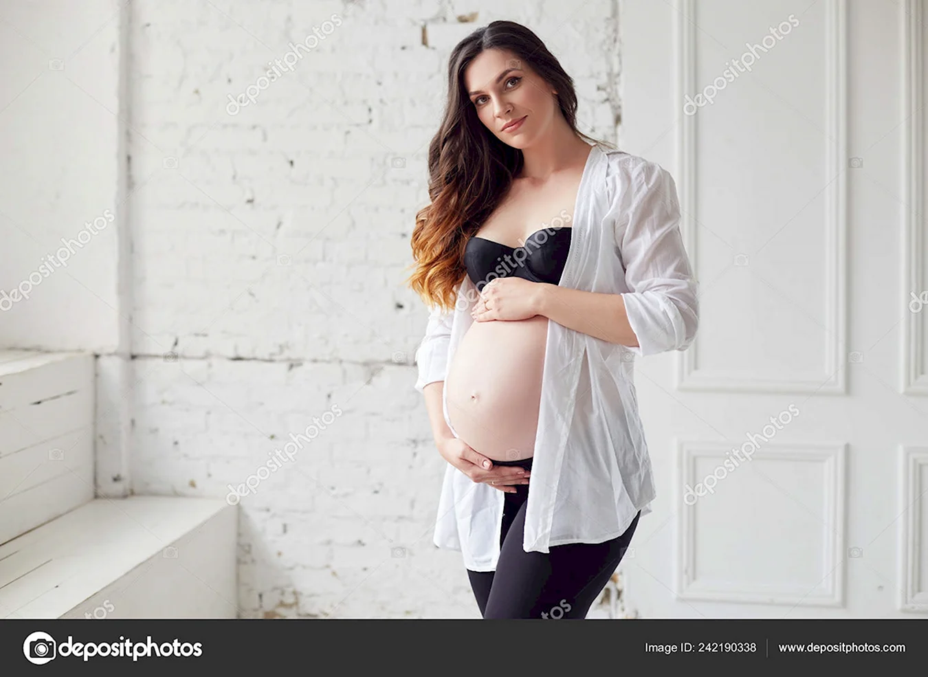 Женщина белой рубашке беременная