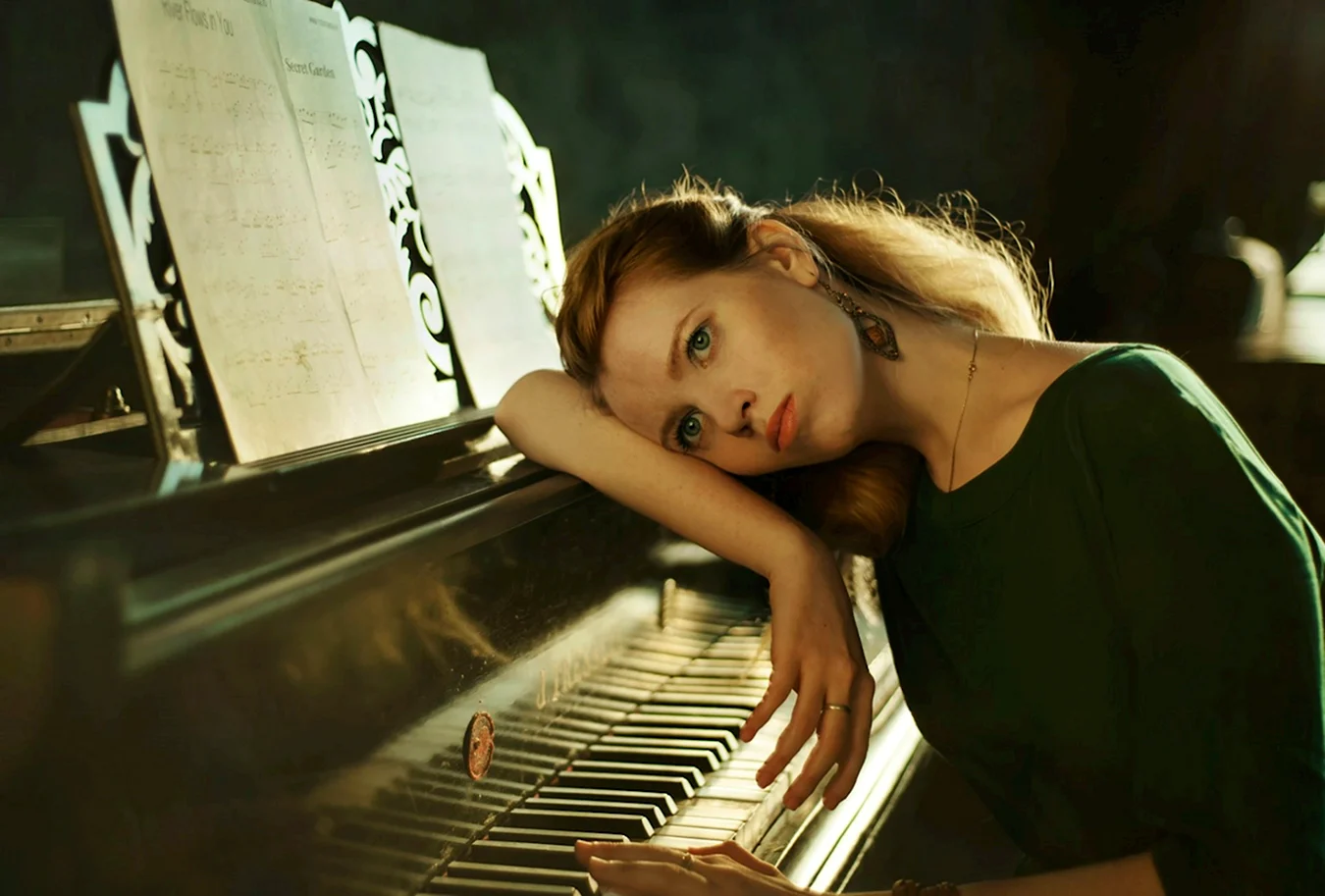 Женщина фортепиано
