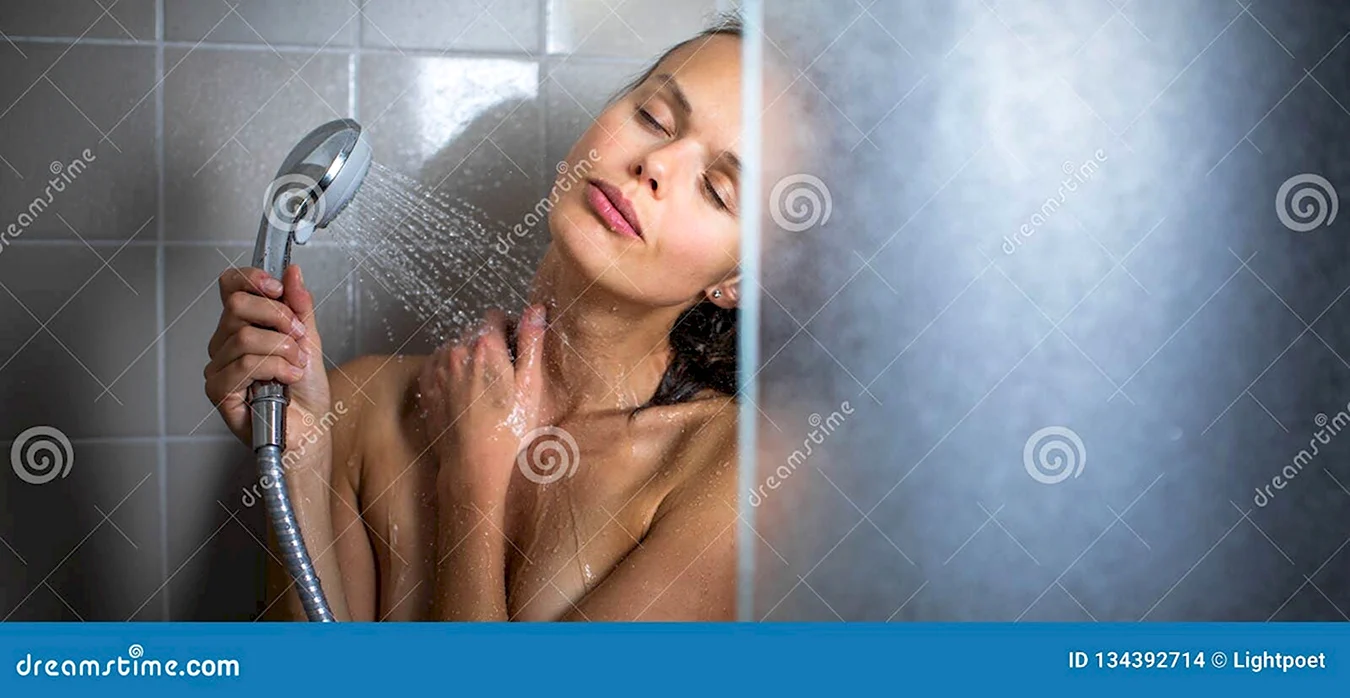 Женщина и горячий душ