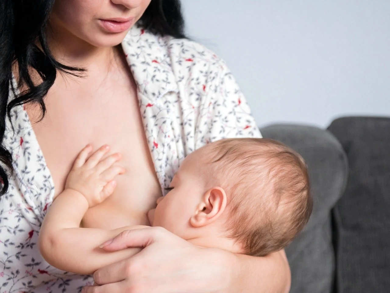 Женщина кормящая младенца грудью