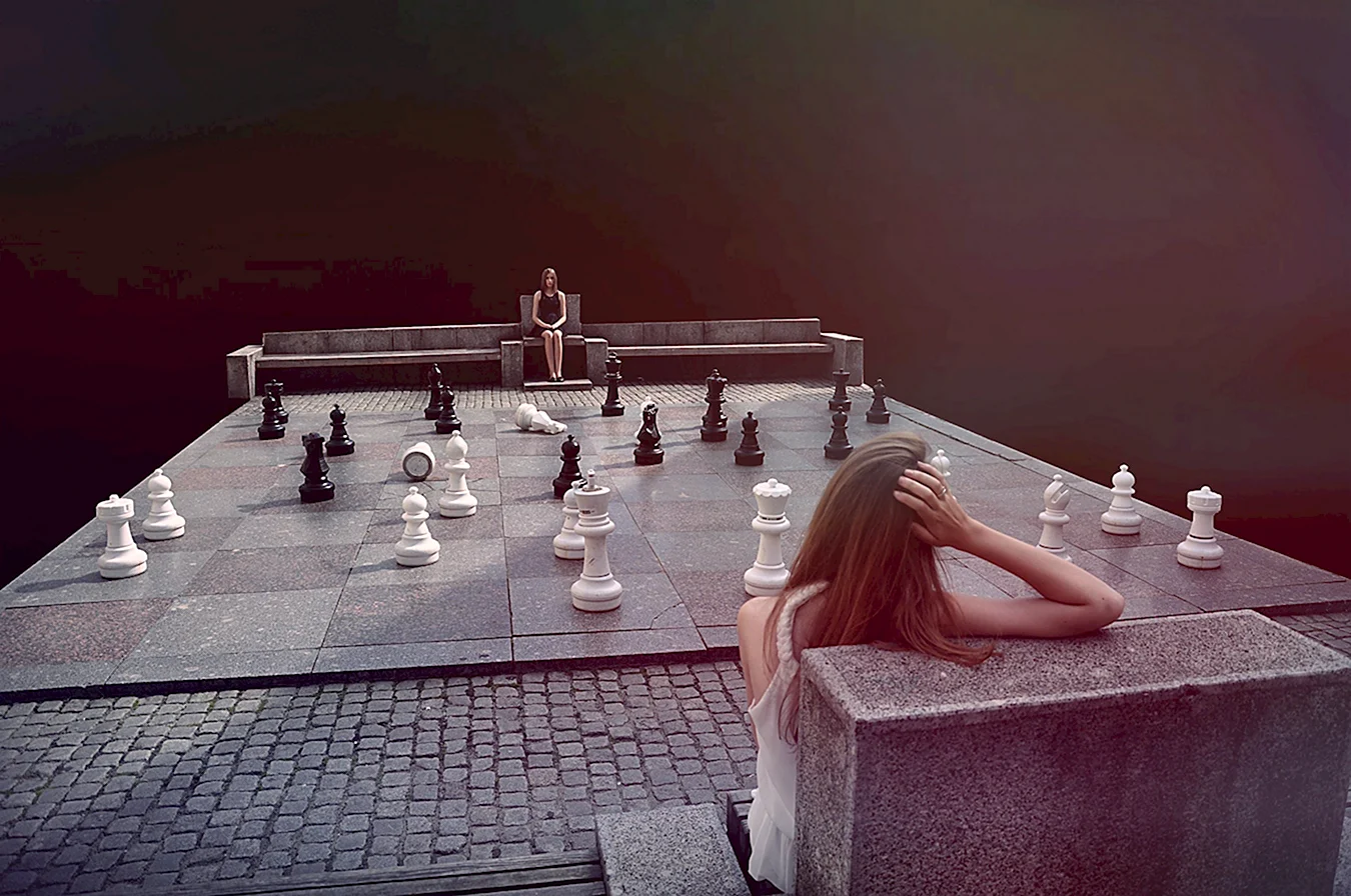 Женщина на шахматной доске