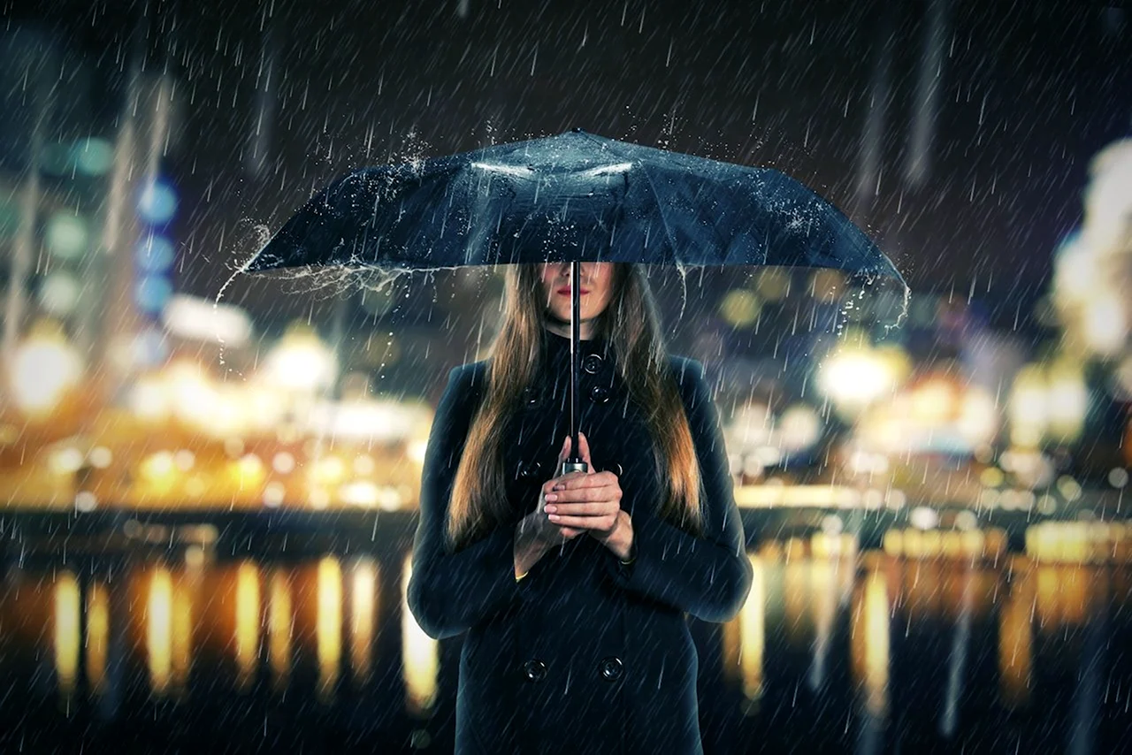 Женщина под дождем