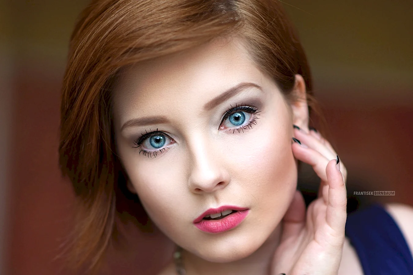 Женщина с голубыми глазами