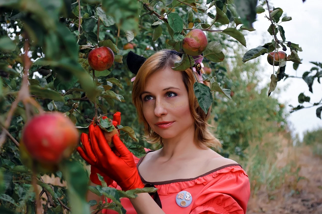 Женщина с яблоком