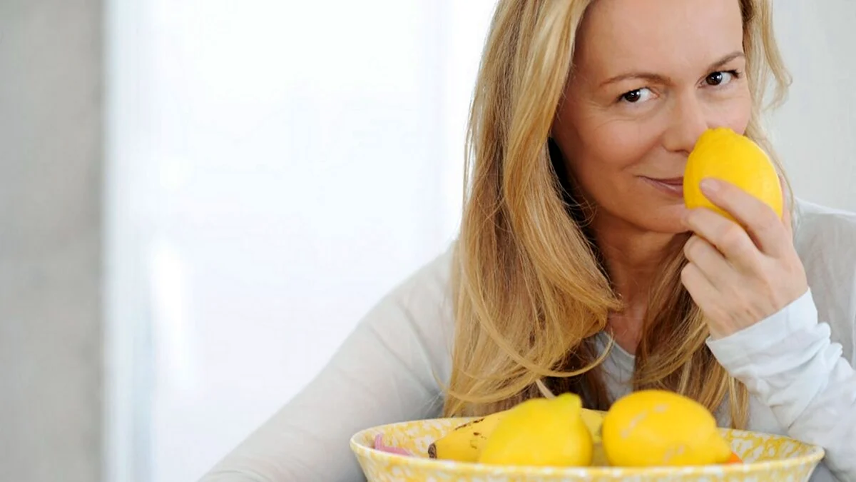 Женщина с лимоном