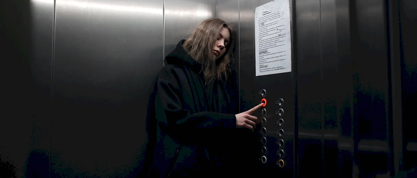 Женщина в лифте