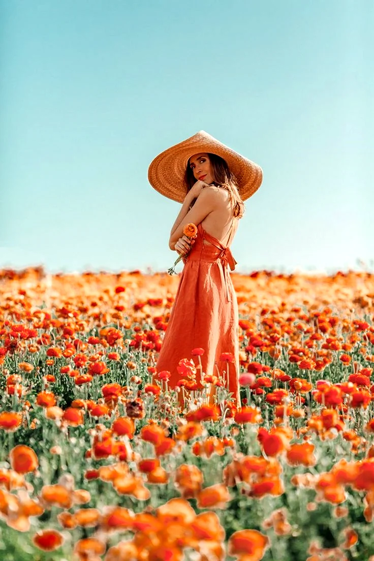 Женщина в поле цветов