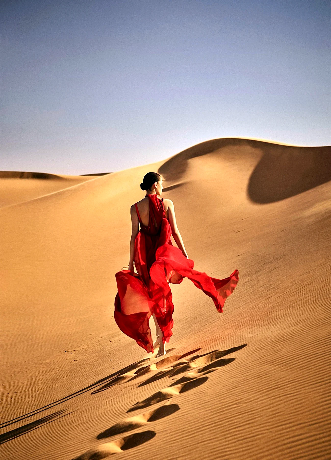 Женщина в пустыне