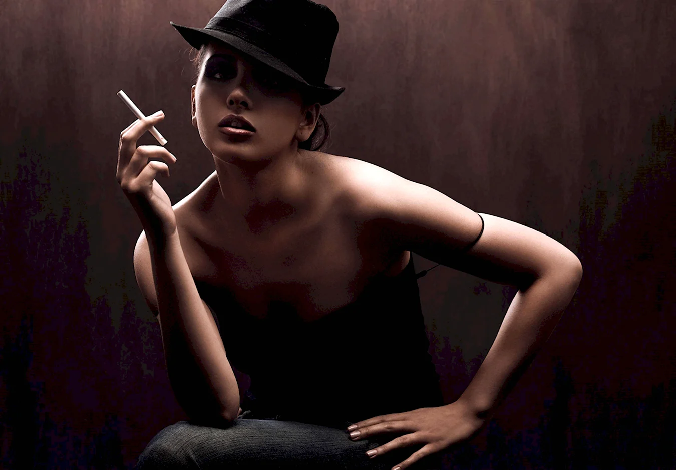 Женщина в шляпе с сигаретой