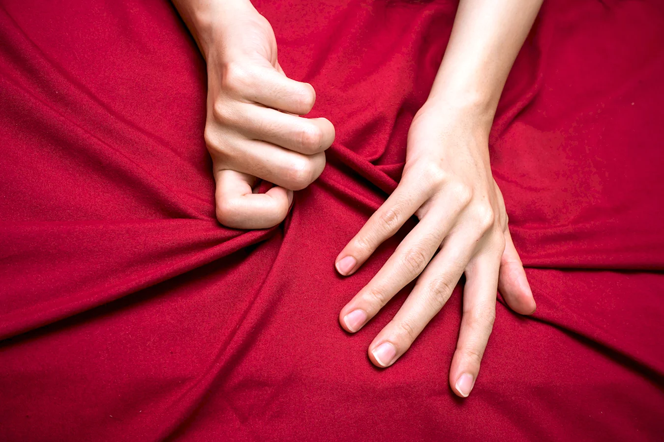 Женская рука на ткани