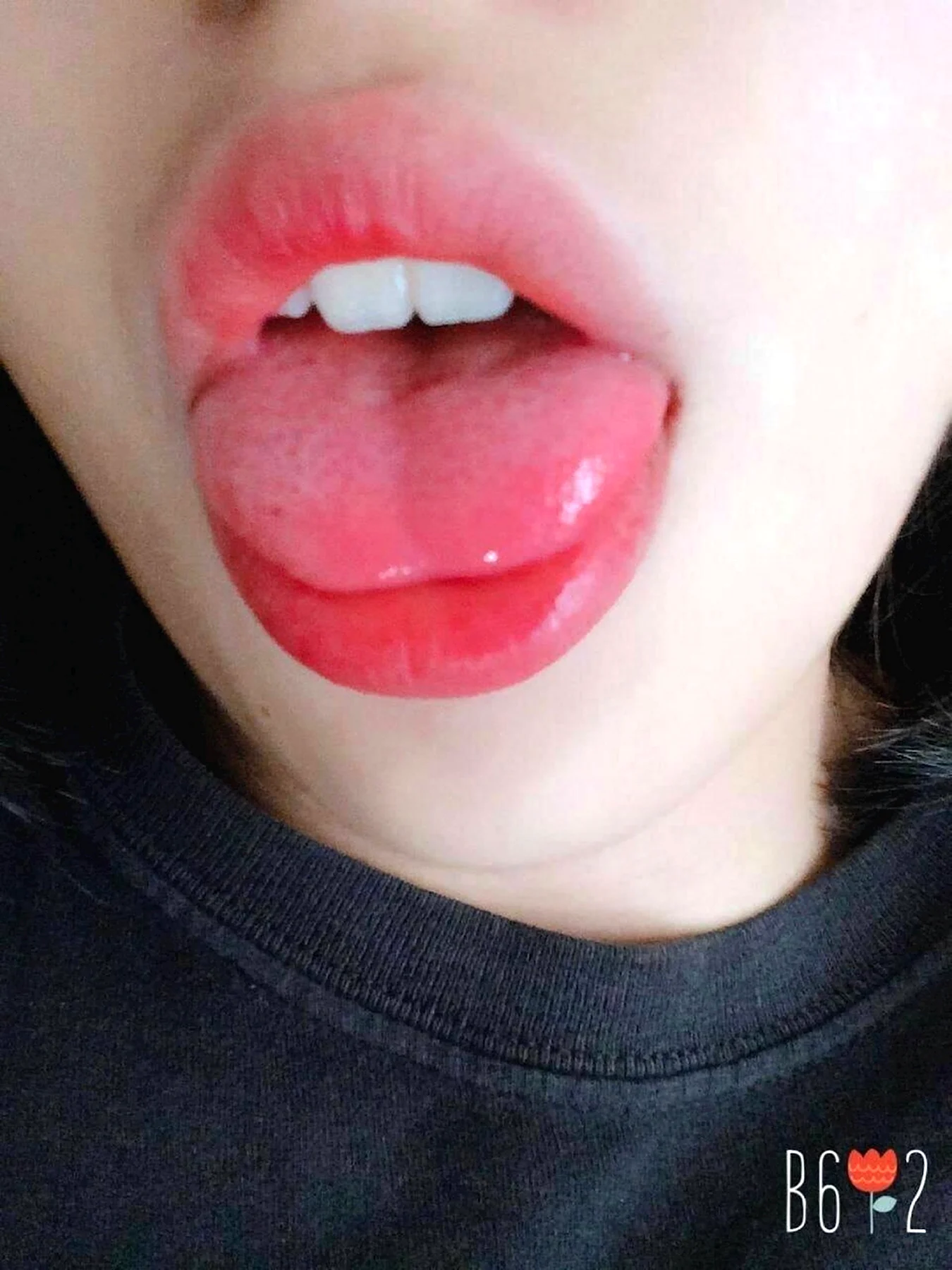 Женские губы с высунутым языком