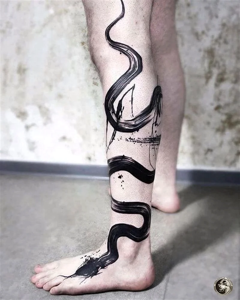 Змея обвивается вокруг ноги тату