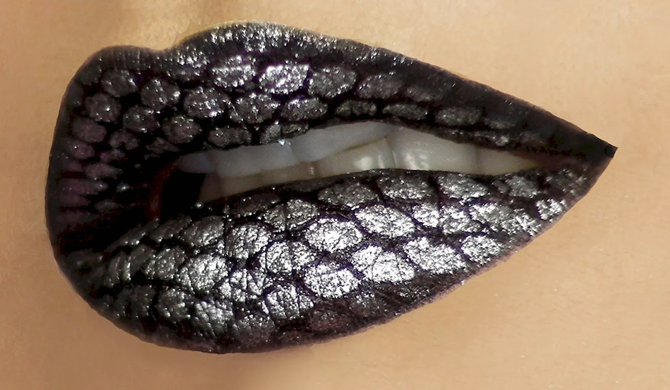 Змеиный макияж губ